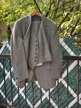 Austin Reed Men's Three-Piece Tweed Suit in Black Herringbone Light Wear AS IS